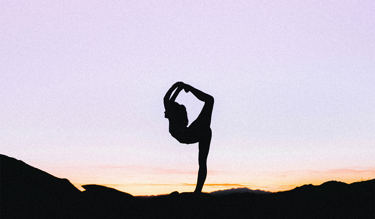 mulher fazendo postura de ioga